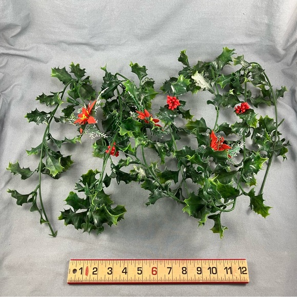 Vintage Christmas Holly Berry Wreath & Garland Plastic Leaves Flocked Poinsettia - Picture 8 of 10
